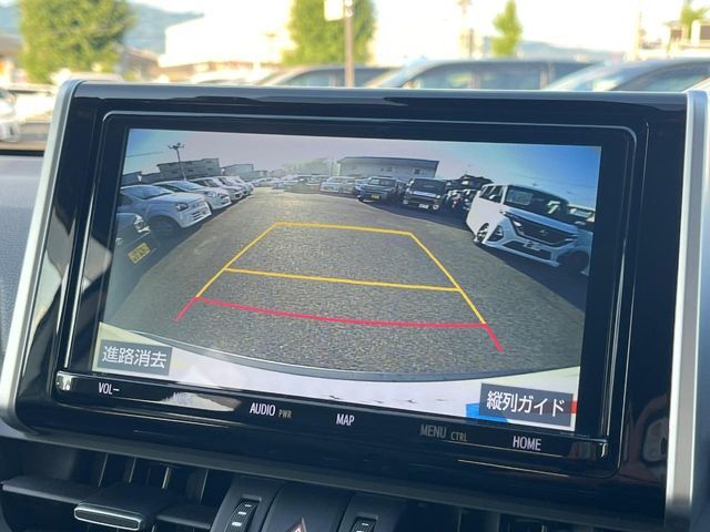 【バックカメラ】駐車時に後方がリアルタイム映像で確認できます。大型商業施設や立体駐車場での駐車時や、夜間のバック時に大活躍！運転スキルに関わらず、今や必須となった装備のひとつです！
