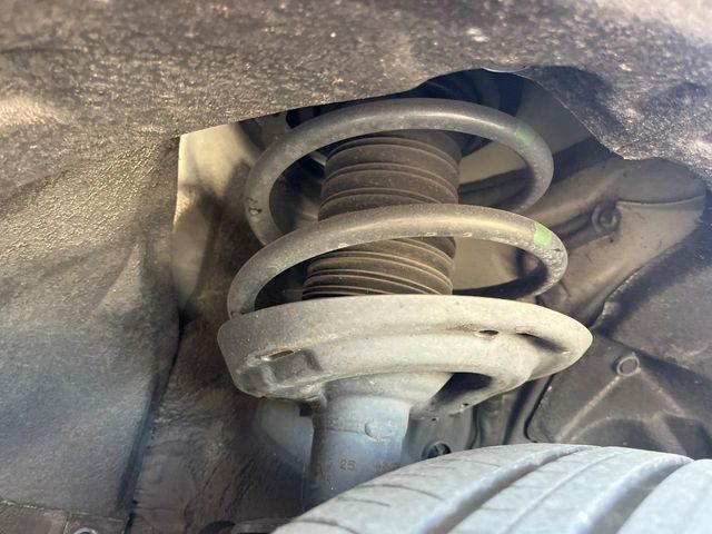 お車を安心してお乗りいただく為には、足回りの定期点検が欠かせません。サービスサポート（有償保証）では無料点検もご提供しており、安心のカーライフをお過ごしいただけるサポート体制が整っています。