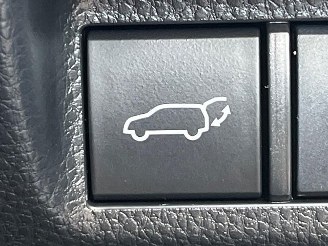 【パワーバックドア】スマートキーや運転席のボタンを押すだけでリアゲートが自動で開閉します！荷物を持っている時や、高い位置にあるバックドアを閉める際に便利な機能です♪