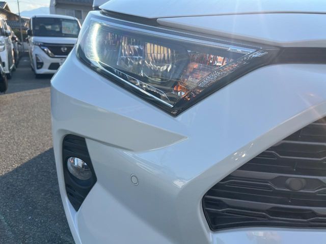 【LEDヘッドライト】悪天候や夜間走行時も良好な視界を確保し安心して運転できる高輝度LEDヘッドライトを装備！点灯速度が早く、消費電力も抑えられています。