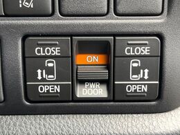【両側パワースライドドア】スマートキーや運転席のスイッチで後席両側スライドドアの開閉が可能♪電動だから力を入れてドアを開ける必要が無く、小さなお子様でも簡単に開け閉めでき快適です♪