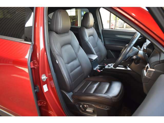 ナッパレザーのフロントシートは3段階調整可能なシートベンチレーション＆シートヒーター付き、運転席はメモリー機能付きパワーシートです。