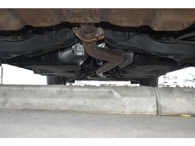 下廻りに大きなダメージは無さそうです。防錆塗装ノックスドールが施工されています。