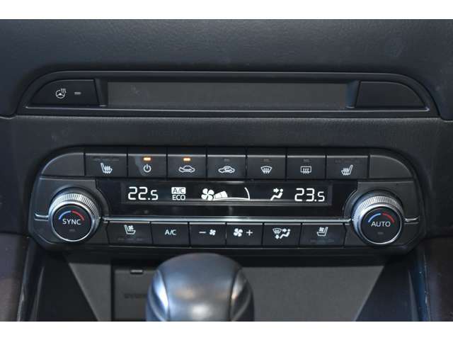 運転席・助手席別々に調整可能なフルオートエアコン。暑い毎日に嬉しいシートベンチレーション、寒い時期に嬉しいシートヒーター＆ステアリングヒーター付きです。
