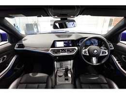 ドライバーに向かってレイアウトされた機能的なセンターコンソールやコントロール類がもたらす高い操作性。常に、運転に集中できるレイアウトです。