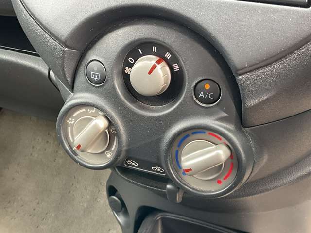 使いやすいシンプルデザインのマニュアルエアコンです。