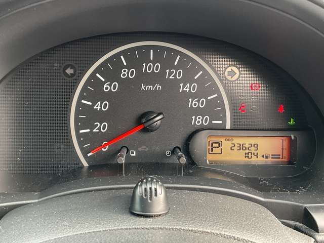 シンプルなメーターパネルデザインとなっております。