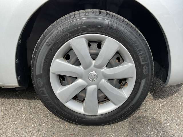 キュートでシンプルデザインの純正ホイルキャップです。