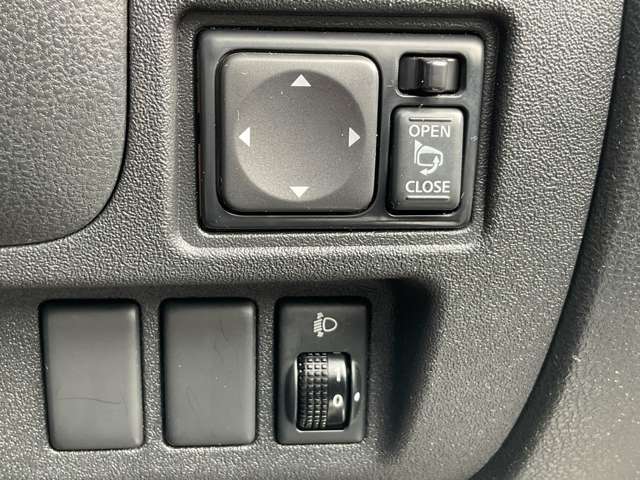 電動格納ドアミラー装備です。