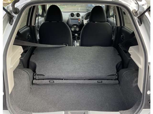 後部座席を前に倒すと広くなり、大きい荷物でも入るスペースができます。