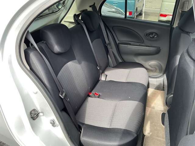 後席でも膝前スペースはしっかり確保。大人でもゆったり寛げます。