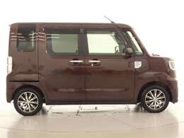 両側パワースライドドア付きだから、狭い駐車スペースなどでの 乗り降りラクラク！小さなお子さまのいるご家庭には嬉しい装備。