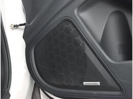 世界的な音響メーカーのハーマンカードン社製サウンドシステムにより音源に忠実なピュアサウンド、キレのある高温、ノイズが少ない心地よい音、臨場感などが体感できます。