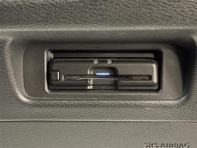 【ETC】有料道路を利用する際に料金所で停止することなく通過できる、ETC車載器（ノンストップ自動料金収受システム機器）が装備されています。セットアップを行うことで利用可能になります。