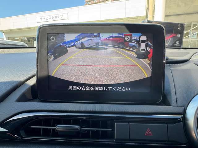 カラーで後方映像をモニターに映し出してくれるので、ショッピングモールのような狭い駐車場であったとしても障害物を見つけ、楽々駐車することができますね。