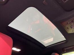 【サンルーフ】開放感たっぷりの希少装備、サンルーフが装着されています！車内に明かりを取り入れたり景色を楽しむ以外にも、車内の空気も簡単に換気できて快適です！