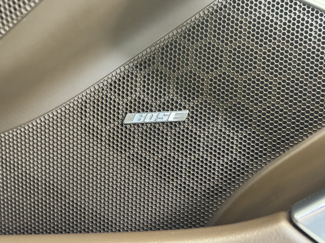 BOSEサラウンドサウンドシステム（911ターボ標準装備）