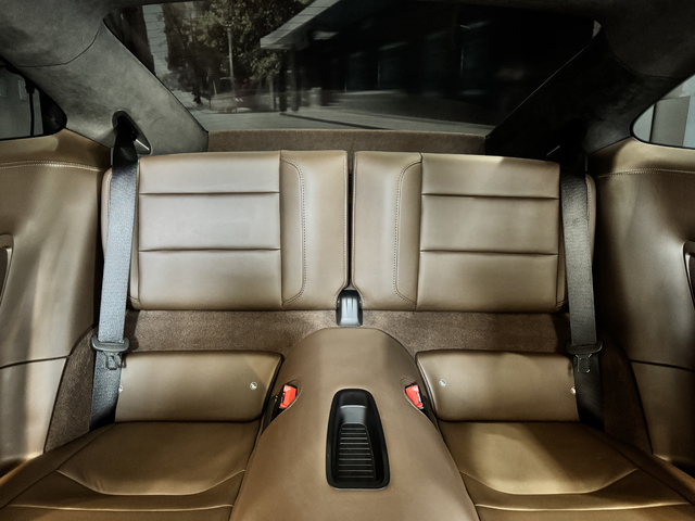 オプション設定のプライバシーガラス装着車両（リアガラス3面が濃度の高いガラスに変更になる事でプライバシー保護にお役立てします）