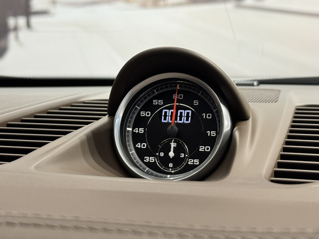 スポーツクロノパッケージ/モードスイッチを装備しております。（車内のアクセントにもなり、走行モードの切り替えにより走りの質が変化します）