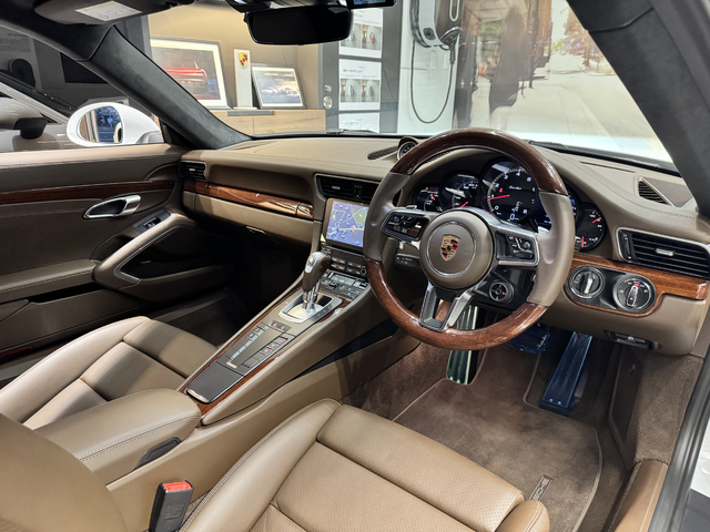 内装色：サドルタン（レザーインテリア/レザーシート）