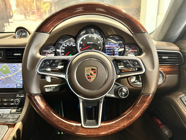 オプション設定のマホガニー仕上ヒーター付マルチファンクションステアリングホイールが装着されております