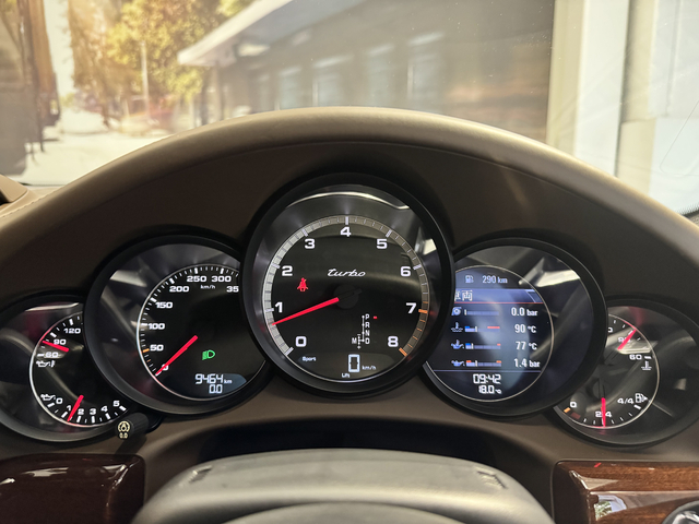 走行距離：0.9万km代（現走行距離はストックヤード間の回送や場内移動などにより伸びる場合が御座います。ご了承下さいませ）