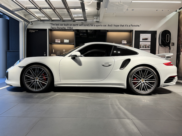 装着オプション：PORSCHEロゴ付フロアマット　助手席ラゲッジネット　ポルシェカラークレストホイールセンターキャップ　TVチューナー