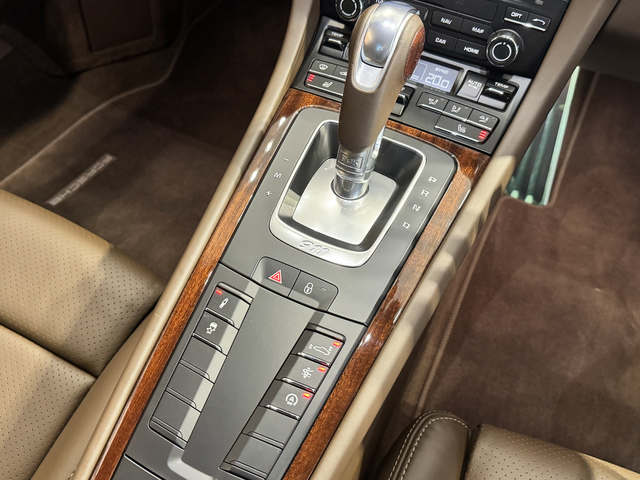 オプション設定のフロントアクスルリフトシステム　/　マホガニーPDKレバーが装着されております
