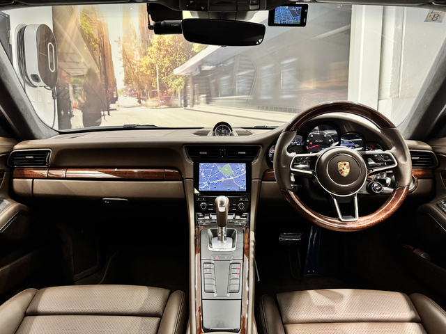 オプション設定のマホガニーインテリアパッケージが装着されており、サドルタンの内装色と相まってクラシカルな雰囲気となっております