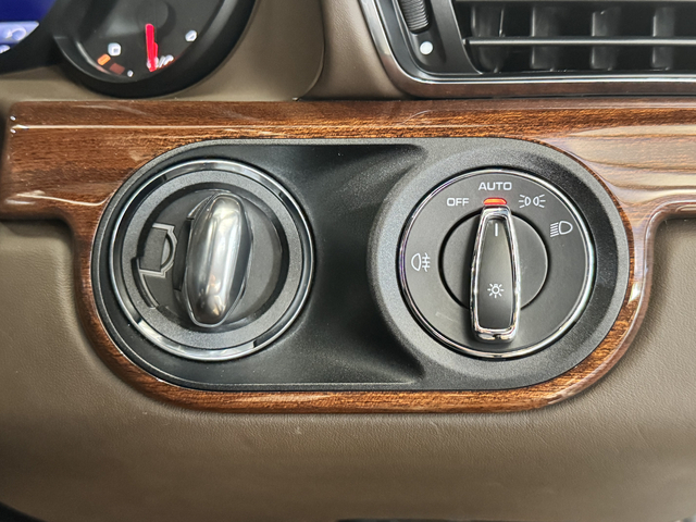 オプション設定のポルシェエントリー＆ドライブシステム（スマートキーシステム）　キーをしまったままでも車両のロック/アンロックが可能でエンジンスタートも専用のノブをひねるだけで手間いらずで御座います