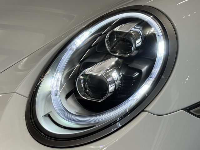 LEDヘッドライト/ポルシェダイナミックライトシステム（PDLS）【ハンドル操作に合わせてLEDヘッドライトの照射方向が稼働しナイトドライブをアシストします】