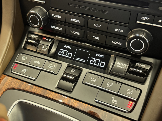 オプション設定の3段階温度調整機能付シートヒーターが装着されております（エアコンの風が苦手な方でも背中からじんわり暖めてくれますので冬場の運転も快適です）