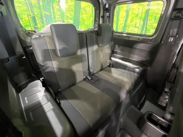 後部座席も気になるようなキズ・汚れやへたり等、大きなダメージはなく、良好な状態です。