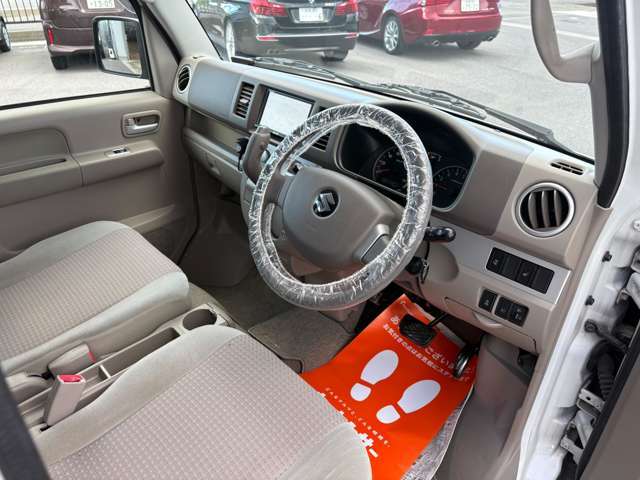 車内画像です。シートの切れ・破れ等は、有りません。純正フロアマット付きです。