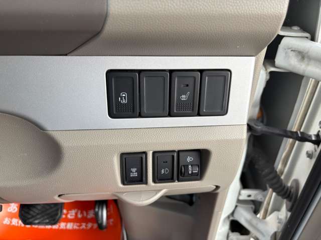 運転席シートヒーター付きです。左側、パワースライドドア付きです。