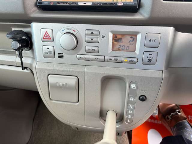 オートエアコン車です4WDですので、ミラーヒーター付きです。。