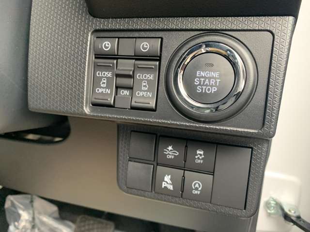【当店のこだわり】入庫後のお車は選任スタッフによる細部清掃を実施しております。足回り、エンジンルーム、室内、室外を隅々まで綺麗にしております。展示車はピカピカです。全国配送も可能ですのでご相談下さい