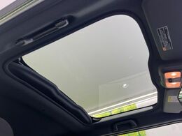 【ガラスルーフ】ガラスルーフ搭載で車内の解放感が一気にアップ！開放的なドライブをお楽しみいただけます。