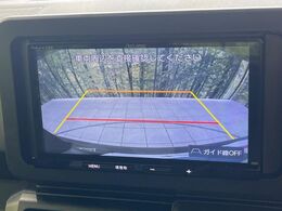【バックカメラ】駐車時に後方がリアルタイム映像で確認できます。大型商業施設や立体駐車場での駐車時や、夜間のバック時に大活躍！運転スキルに関わらず、今や必須となった装備のひとつです！