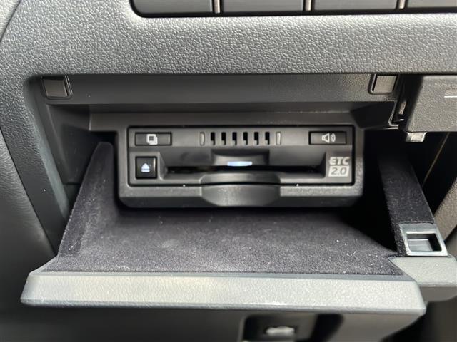 【ETC】有料道路を利用する際に料金所で停止することなく通過できる、ETC車載器（ノンストップ自動料金収受システム機器）が装備されています。セットアップを行うことで利用可能になります。