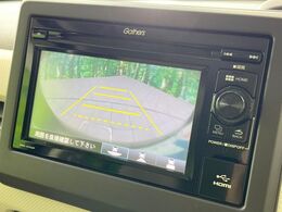 【バックカメラ】駐車時に後方がリアルタイム映像で確認できます。大型商業施設や立体駐車場での駐車時や、夜間のバック時に大活躍！運転スキルに関わらず、今や必須となった装備のひとつです！