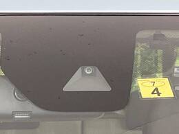 【三菱e-Assist】走行中に前方の車両等を認識し、衝突しそうな時は警報とブレーキで衝突回避と被害軽減をアシスト。より安全にドライブをお楽しみいただけます。