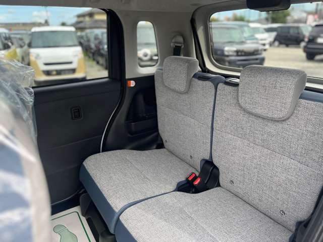 リアシートは分割式になります。ワンタッチでフラットにも出来ますのでお荷物が多い時等はフルフラットにして積む事も可能です。