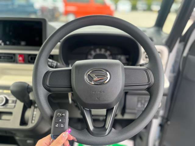 スマートキー標準装備です。車に近づいてリクエストスイッチを押せばドアの開閉ができます。更にエンジンの始動もカギを挿さずに出来ます。防犯面でも安心に繋がります。