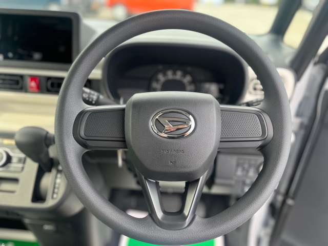 ☆ステアリングホイール☆手にしっくりくる握り心地で滑りにくく運転も快適です！
