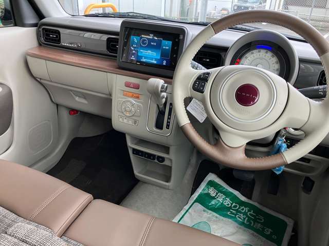 新車の香りが漂う美車ですが念のため第三者機関のプロの鑑定士によって車輌状態の細かな部分まで鑑定を行なっています！鑑定書も発行しています！安心してお買い求め下さい！