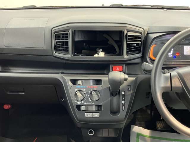 ご納車前に納車点検（法定12ヶ月点検相当）を実施し、基本性能に関わる機能や状態を徹底的に点検します。