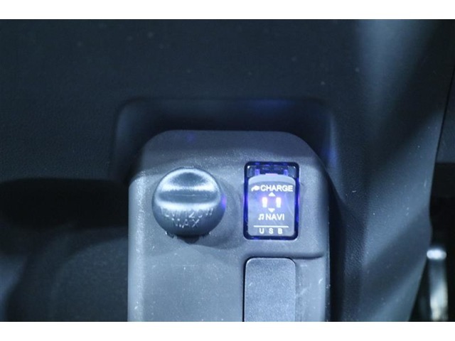 アクセサリーソケットや、携帯の充電などに便利なUSBポートを装備！車内にあると便利なアイテムのひとつですね