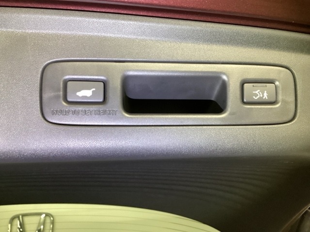 荷物を抱えていてもラクに開け閉め。Hondaスマートキーを持っていれば、開扉だけでなく、閉扉までをハンズフリーで行うことができます