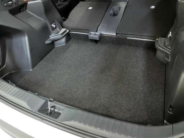 シートを倒せば、広々としたフラットスペースに。大きな荷物も余裕です。